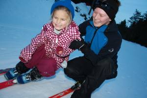 UT PÅ TUR ALDRI SUR: Nå på vinterstid blir det mye skigåing ved Tjønnstuggu Friluftsbarnehage. Her får Hannah (5) kyndig veiledning av pedagogisk medarbeider Linn Marie Skogan.